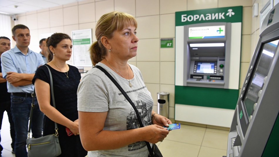 Банкоматы исчезают из городов: как теперь снимать наличные без переплат