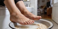 Как сделать пятки мягкими без салона: простой способ с овсянкой