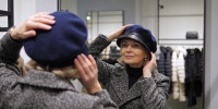 Какие фасоны и цвета шапок действительно молодят женщин старше 50 лет