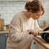 Как быстро очистить чугунную сковороду от нагара без химии: три домашних способа
