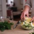Летний салат с огурцами, яйцами и сыром: быстрый рецепт для жарких дней