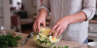 Летний салат с огурцами, яйцами и сыром: быстрый рецепт для жарких дней
