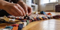 Как сделать стильный коврик из старых вещей: три простых способа для дома