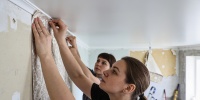 В какой последовательности делать ремонт: натяжной потолок или обои