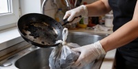 Как быстро очистить чугунную сковороду от нагара без скобления