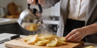 Один прием перед жаркой картошки меняет вкус и текстуру блюда