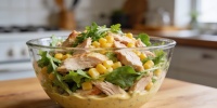 Летний салат с копченой курицей и кукурузой: легкий рецепт без майонеза