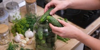Три способа мариновать огурцы на зиму: рецепты для литровой банки
