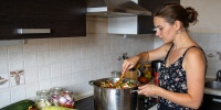 Как использовать переросшие кабачки: рецепт густого салата «Анкл Бенс»