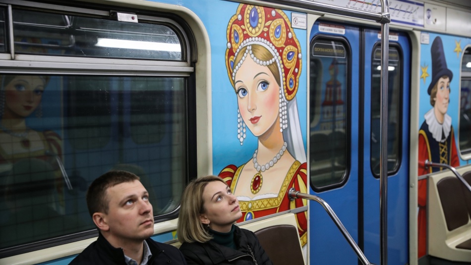 В Петербургском метро появился поезд с уникальным стрит-артом по сказкам