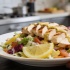 Салат &laquo;Искра&raquo; с курицей и лимонным соусом: быстрый рецепт для праздника