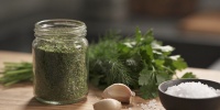 Домашняя приправа из зелени и чеснока: как сохранить летний вкус на год вперед