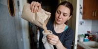 Зачем покупать кошачий наполнитель без кота: неожиданные лайфхаки для дома и дачи