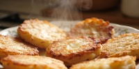Картофельные драники без муки: рецепт с хрустящей корочкой и мягкой серединкой