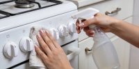 Два простых способа быстро очистить ручки плиты и шкафов без химии