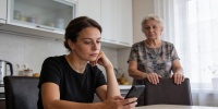 Почему взрослые дети начинают отдаляться от родителей: взгляд психолога