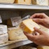 Как в магазине отличить натуральный сыр от заменителя: советы для покупателей