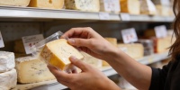Как в магазине отличить натуральный сыр от заменителя: советы для покупателей