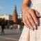 Серебряный металлический френч: как классика маникюра стала хитом лета 2026