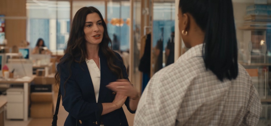 Энн Хэтэуэй задала новый стандарт аэропортного стиля: четверть-молния и кожа