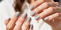 Молочный серый маникюр вытеснил нюд и розовый весной 2026 года