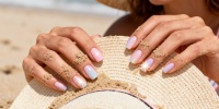 Маникюр для отпуска: какие дизайны реально переживут море и солнце