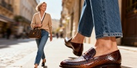 Не кроксы: эту элегантную обувь носят с джинсами и в 30, и в 60 лет