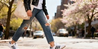 Два стильных образа с белыми Adidas Samba от Ирины Шейк для весны 2026