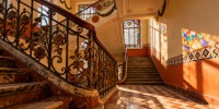 Лепнина, витражи и кариатиды: где искать самые эффектные парадные Петербурга