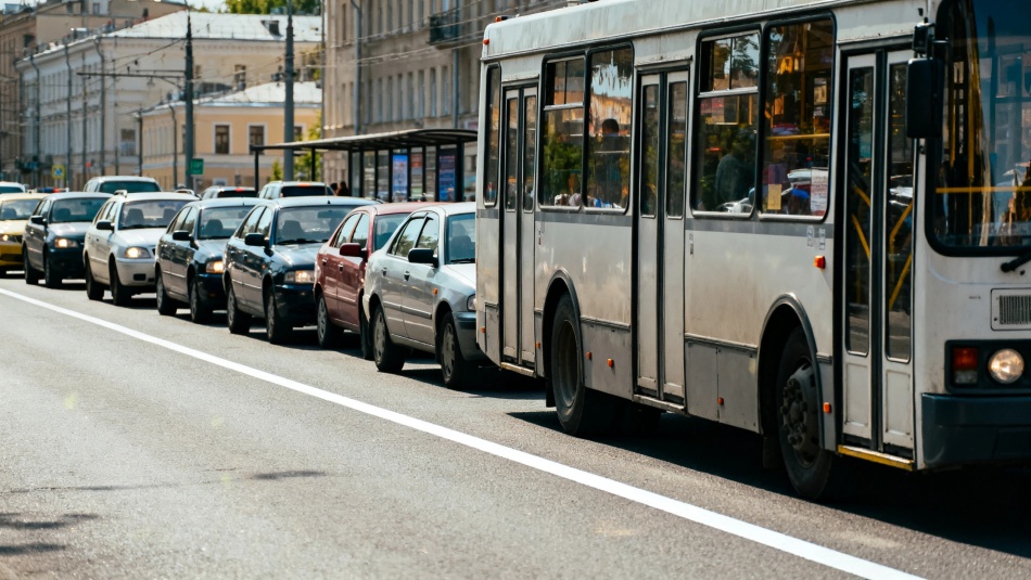 Водителей предупредили о крупном штрафе за объезд автобуса через сплошную