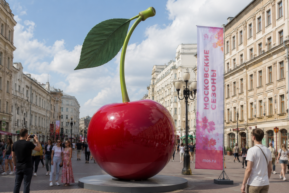 На Арбате открыли гигантскую черешню для фестивалей и фермерских ярмарок