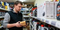 Половина автотоваров в России продается нелегально: эксперты бьют тревогу