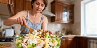 Салат «Фьюжен» с сельдереем и курицей: летний рецепт для легкого обеда