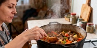 Томленое мясо в кастрюле: рецепт для занятых и гурманов
