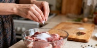 Щепотка сахара в маринаде: секрет сочного и мягкого мяса для любого блюда