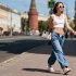 Белые вьетнамки и мешковатые джинсы: как летний стиль стал дерзким и простым