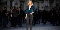 Кейт Мосс удивила Париж лаконичным образом на показе Saint Laurent