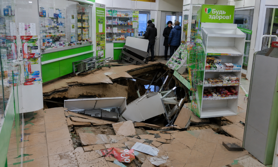 В Петроградском районе обрушился пол в аптеке на Сытнинской улице