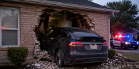 Водителя Tesla в Техасе обвинили в гибели женщины на автопилоте