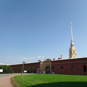 Полуденный выстрел из пушки Петропавловской крепости ко Дню окончания Ленинградской битвы