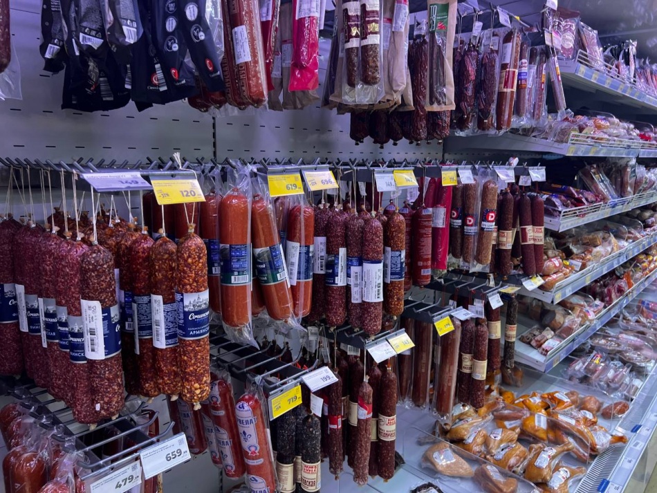 В популярных марках находят антибиотики и мясной клей: вот как выбрать колбасу, которую не стыдно есть