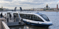 Электросудно Ломоносов меняет правила водного транспорта Петербурга