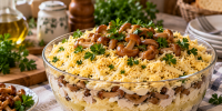 Салат «Французский» с курицей и опятами собирают слоями