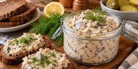 Селедочное масло превращает бутерброды в праздничную закуску