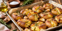 Приминаю картофель ложкой — и готовлю по-португальски: с чесноком, розмарином и румяной корочкой