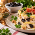 Забудьте про &laquo;Оливье&raquo;: вкусный и сытный салат с изюминкой &mdash; готовится из простых продуктов