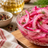 Вкус &laquo;Селёдки под шубой&raquo; зависит и от лука: когда его лучше мариновать, а когда класть сырым