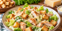 Салат «Кайфовая курица» затмит привычный оливье: весь секрет в хрустящих сухариках и маке