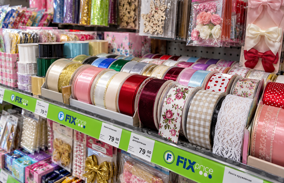 В Fix Price нашла копеечную замену дорогому новогоднему декору: обычные упаковочные ленты творят чудеса